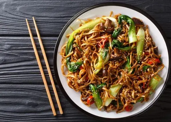 Ile kalorii ma pad thai? Zaskakujące różnice w kaloryczności!
