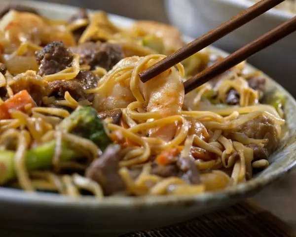 Makaron chow mein czy jest zdrowy? Odkryj jego ukryte zagrożenia