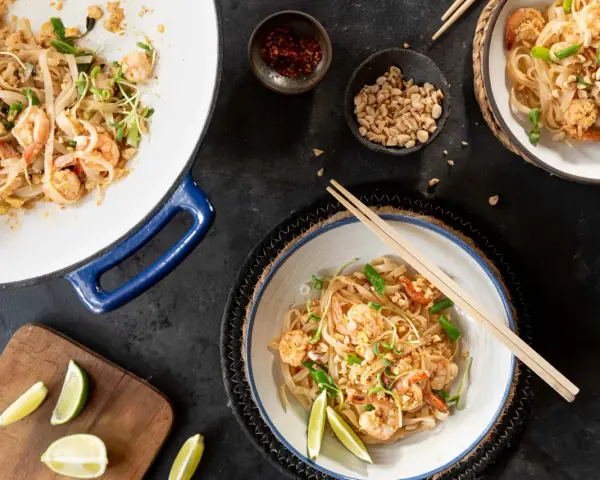 Pyszne danie z makaronem ryżowym, krewetkami i kiełkami. Aromatyczne pasta pad thai z orzeszkami ziemnymi i limonką.