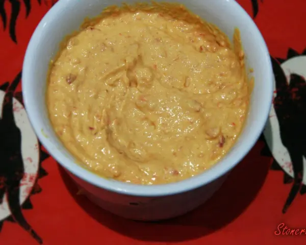 Domowy sos sriracha mayo przepis. Kremowy, pikantny sos w miseczce, idealny do wielu dań.