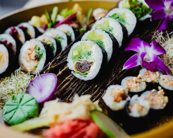 Piękne sushi z awokado i łososiem. Tradycyjne sushi nie zawiera glutenu, ale sos sojowy już tak.
