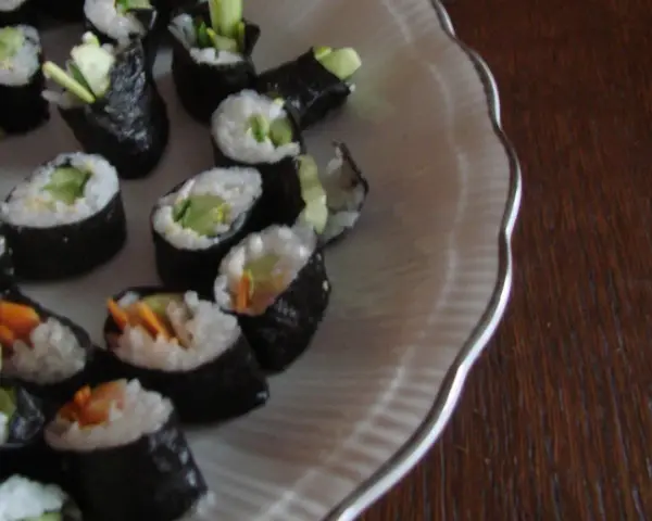Domowe sushi z ogórkiem i marchewką. Prosty przepis na zaprawę do sushi sprawia, że przygotowanie jest łatwe i przyjemne.