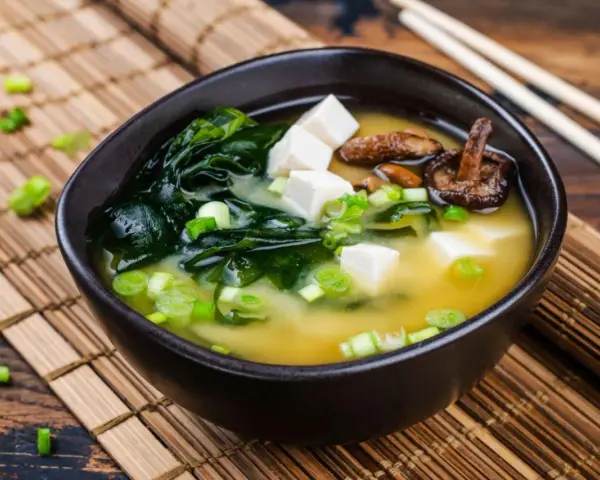A miseczka zupy miso z tofu, wodorostami i grzybami shiitake. Idealny przepis na rozgrzewający posiłek.