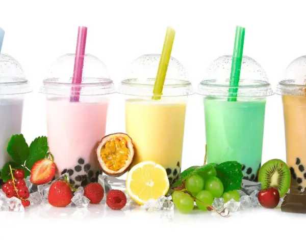 Kolorowe bubble tea z owocami i lodem. Idealny przepis na domowe bubble tea!