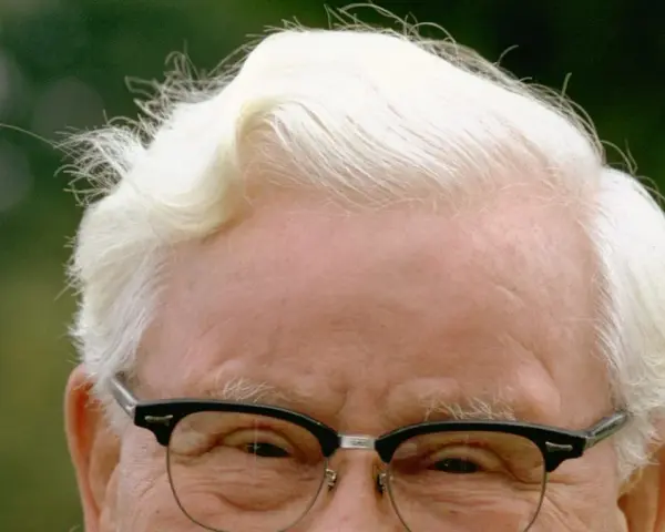 Jak się nazywa założyciel KFC i co warto o nim wiedzieć?