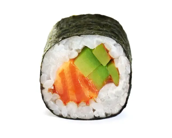 Rolka sushi z łososiem i awokado. Zastanawiasz się, ile waży sushi? Ta porcja jest idealna na przekąskę.