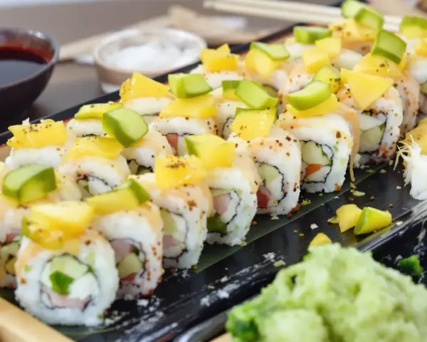 Kolorowe rolki sushi z mango i awokado, podane z sosem sojowym i imbirem. Wyjątkowe sushi z tykwą, które zachwyca smakiem i wyglądem.