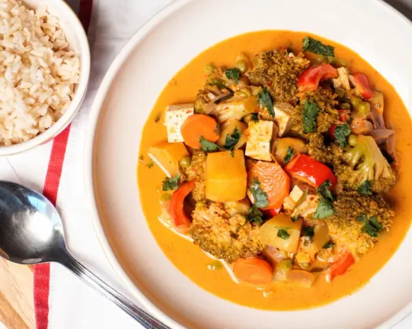 Pyszny, wegetariański massaman curry przepis z tofu, brokułami i marchewką. Podany z brązowym ryżem.