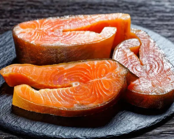 Surowy łosoś do sushi, idealny do przygotowania domowych rolek. Gdzie kupić świeżego, wysokiej jakości łososia?