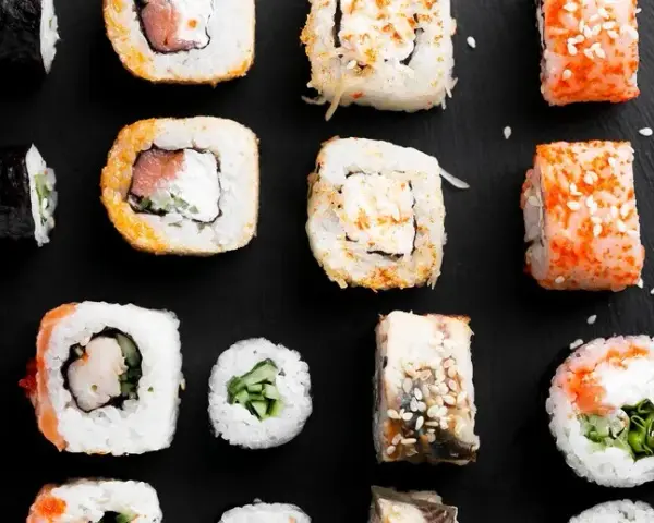 Czy solić ryż do sushi? Dowiedz się, dlaczego to nie jest konieczne