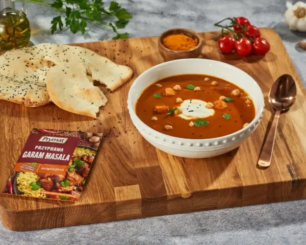 Aksamitny gulasz z ciecierzycą i kurczakiem, podany z chlebkiem naan i przyprawą Prymat Garam Masala. Idealny przepis na orientalną ucztę.