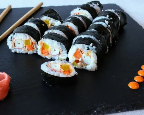 Roladki sushi z paluszkami surimi, marchewką i papryką. Prosty sposób, jak przygotować paluszki surimi do sushi.