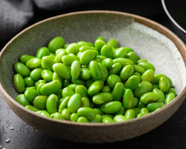 Miseczka pełna zielonej fasolki edamame, idealna do prostego przepisu.