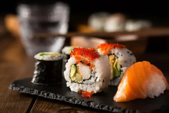 Z czym można zrobić sushi? Odkryj nietypowe składniki i pomysły