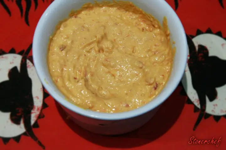 Domowy sos sriracha mayo przepis. Kremowy, pikantny sos w miseczce, idealny do wielu dań.