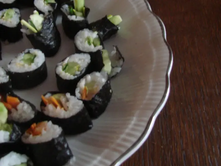 Domowe sushi z ogórkiem i marchewką. Prosty przepis na zaprawę do sushi sprawia, że przygotowanie jest łatwe i przyjemne.