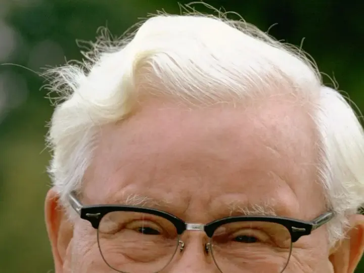 Jak się nazywa założyciel KFC i co warto o nim wiedzieć?