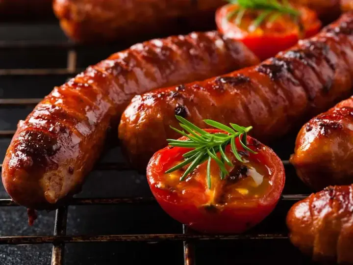 Jaką temperaturę grillować kiełbasę, aby uniknąć niedopieczenia?