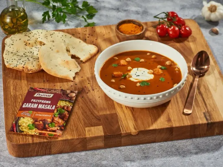 Aksamitny gulasz z ciecierzycą i kurczakiem, podany z chlebkiem naan i przyprawą Prymat Garam Masala. Idealny przepis na orientalną ucztę.