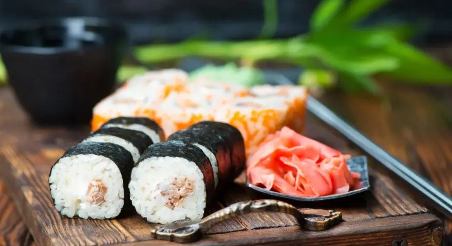 Pyszne sushi z kremowym nadzieniem i marynowanym imbirem. Idealne do sosu do sushi przepis.