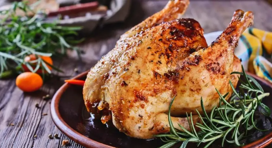 Ile się piecze kurczak w piekarniku? Czas i temperatura dla każdego kawałka