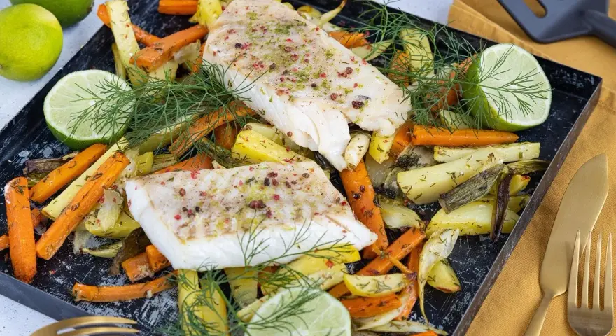 Pyszny filet z mintaja z piekarnika, podany z pieczonymi warzywami i limonką.