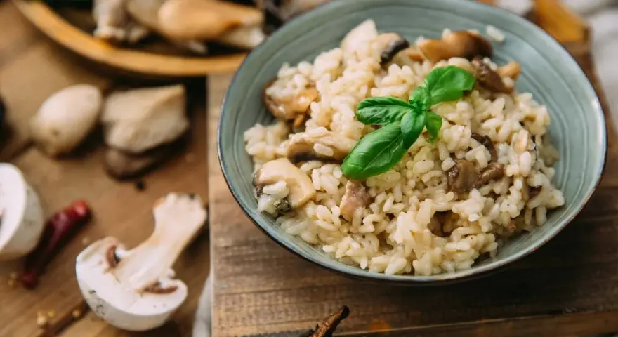 Kremowe risotto z grzybami, idealne do przygotowania, gdy wiesz, jak ugotować ryż do risotto.
