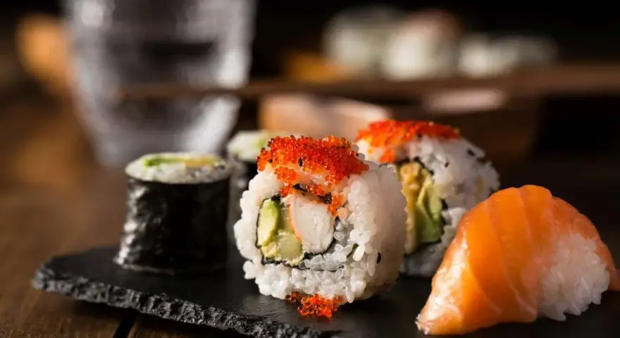 Z czym można zrobić sushi? Odkryj nietypowe składniki i pomysły