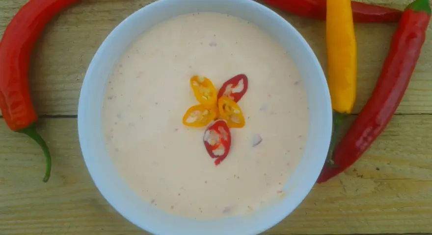 Kremowy sos z papryczkami chili, idealny do dań. Prosty spicy mayo przepis.