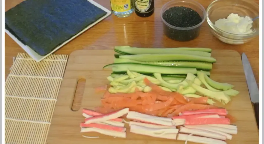 Składniki do sushi: nori, ryż, łosoś, paluszki krabowe, awokado i ogórek. Zobacz, jak pokroić ogórka do sushi, by rolki były idealne.