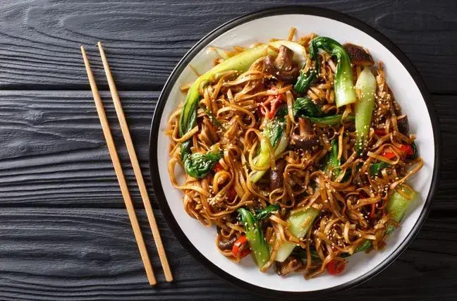 Ile kalorii ma pad thai? Zaskakujące różnice w kaloryczności!