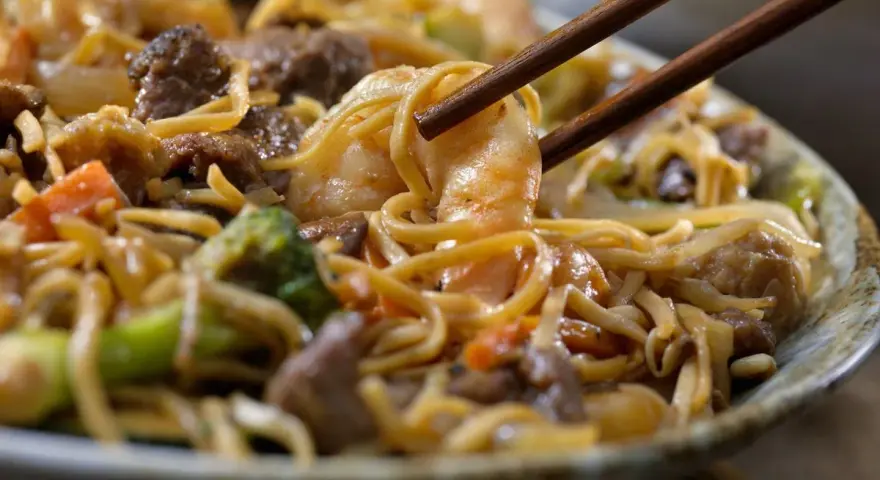 Makaron chow mein czy jest zdrowy? Odkryj jego ukryte zagrożenia