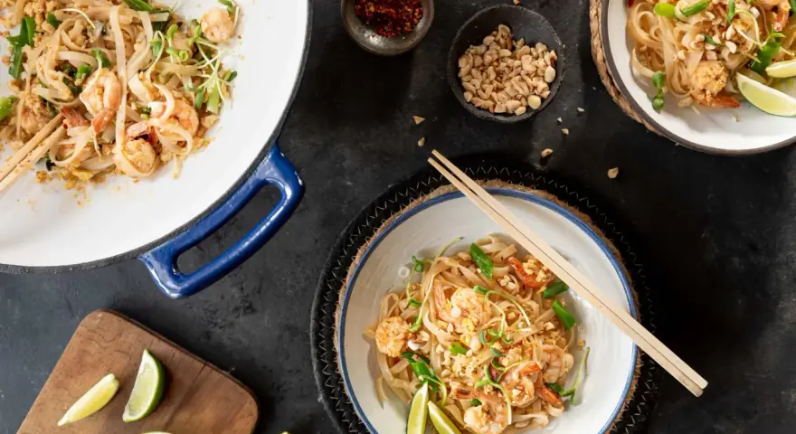 Pyszne danie z makaronem ryżowym, krewetkami i kiełkami. Aromatyczne pasta pad thai z orzeszkami ziemnymi i limonką.