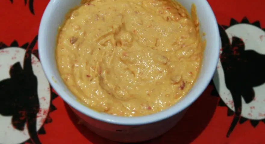 Domowy sos sriracha mayo przepis. Kremowy, pikantny sos w miseczce, idealny do wielu dań.