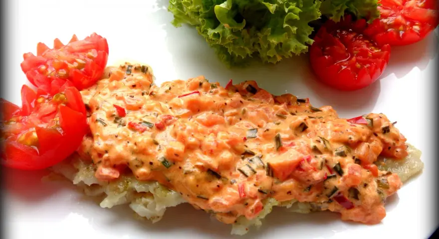 Filet z mintaja w sosie pomidorowo-ziołowym, podany z pomidorkami i sałatą. Pyszny przepis!