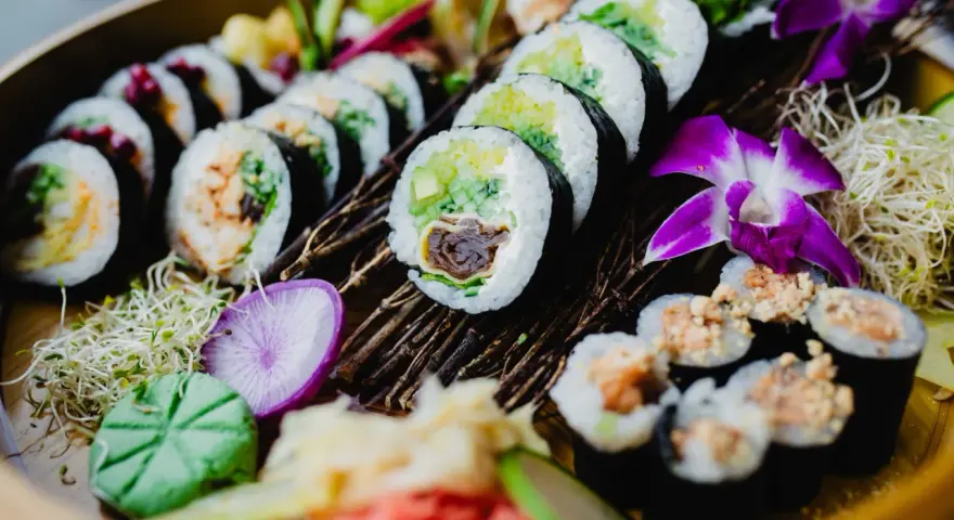 Piękne sushi z awokado i łososiem. Tradycyjne sushi nie zawiera glutenu, ale sos sojowy już tak.