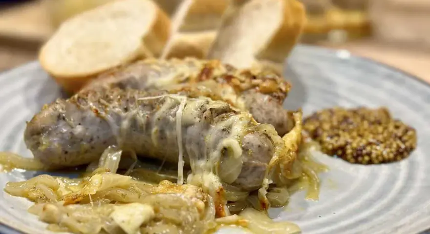 Kiełbasa zapiekana z cebulą i serem – prosty przepis na pyszne danie