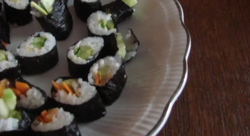 Domowe sushi z ogórkiem i marchewką. Prosty przepis na zaprawę do sushi sprawia, że przygotowanie jest łatwe i przyjemne.