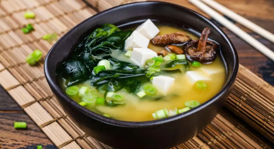 A miseczka zupy miso z tofu, wodorostami i grzybami shiitake. Idealny przepis na rozgrzewający posiłek.
