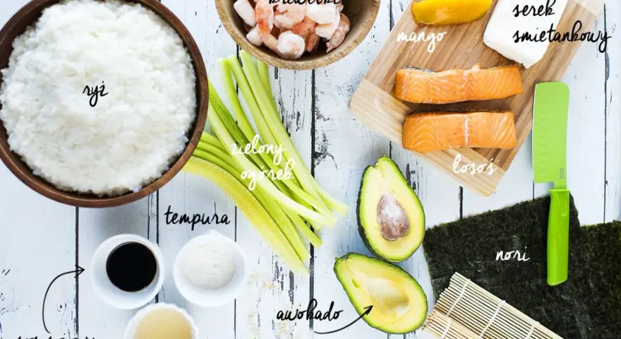 Składniki do sushi: ryż, krewetki, łosoś, awokado, ogórek, mango, serek śmietankowy, nori, sos sojowy, ocet ryżowy i tempura. Idealna zalewa do ryżu gotowa!