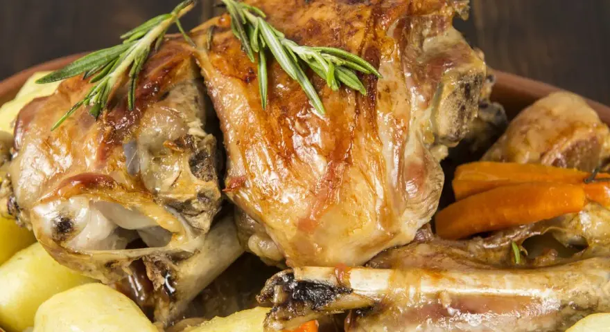 Jak zamarynować baraninę, by uzyskać soczyste i aromatyczne mięso