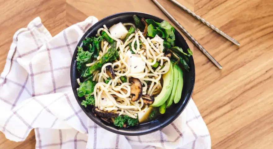 Jak zastąpić makaron chow mein? Sprawdzone alternatywy i porady