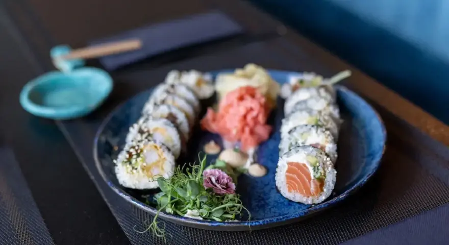 Talerz sushi z łososiem i krewetkami, marynowanym imbirem i wasabi. Czy sushi jest lekkostrawne? Tak, to zdrowa i lekka przekąska.