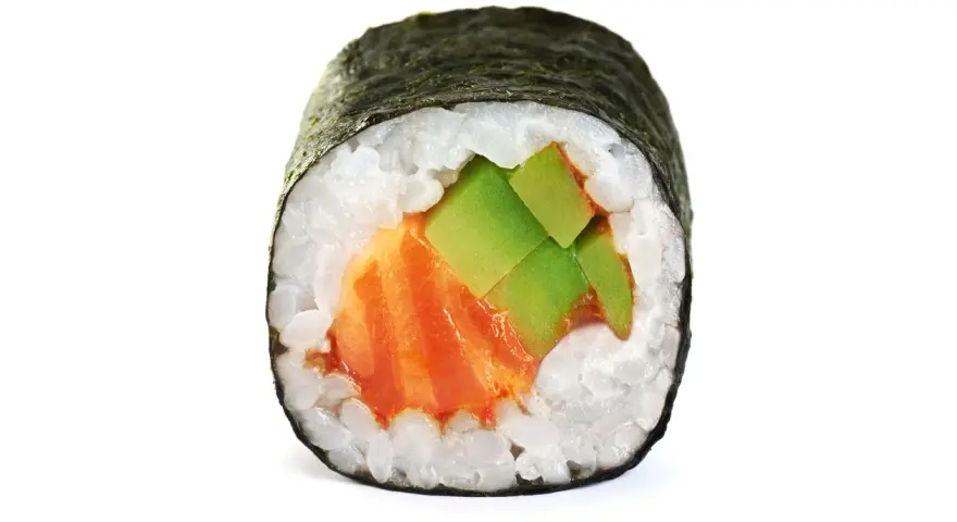 Rolka sushi z łososiem i awokado. Zastanawiasz się, ile waży sushi? Ta porcja jest idealna na przekąskę.
