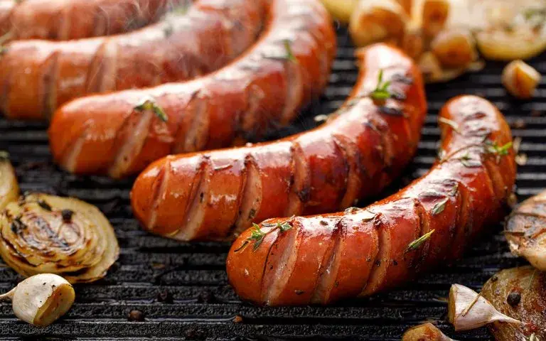Ile waży kiełbasa? Odkryj różnice w wagach różnych rodzajów