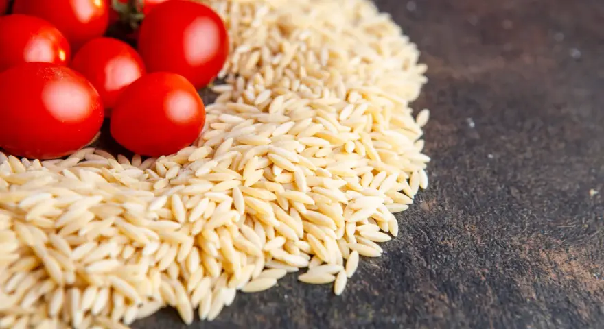 Czerwone pomidorki koktajlowe i makaron orzo. Ile gotować? Krótka odpowiedź: około 8-10 minut.