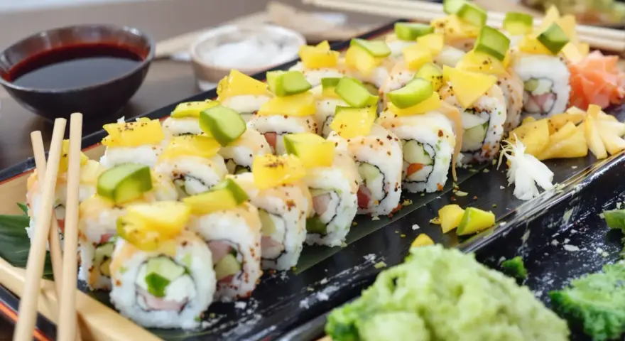 Kolorowe rolki sushi z mango i awokado, podane z sosem sojowym i imbirem. Wyjątkowe sushi z tykwą, które zachwyca smakiem i wyglądem.