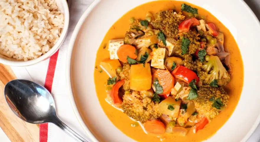 Pyszny, wegetariański massaman curry przepis z tofu, brokułami i marchewką. Podany z brązowym ryżem.