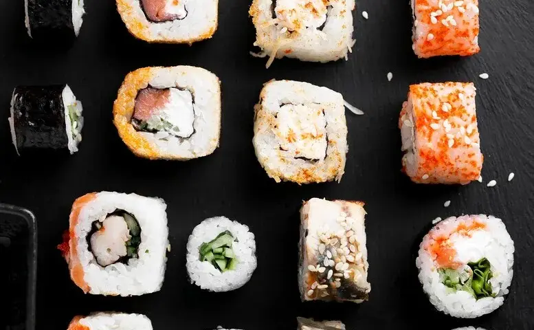 Czy solić ryż do sushi? Dowiedz się, dlaczego to nie jest konieczne