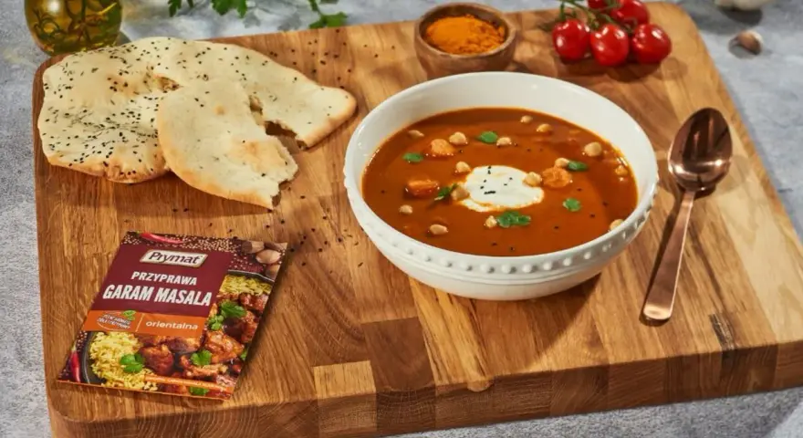 Aksamitny gulasz z ciecierzycą i kurczakiem, podany z chlebkiem naan i przyprawą Prymat Garam Masala. Idealny przepis na orientalną ucztę.